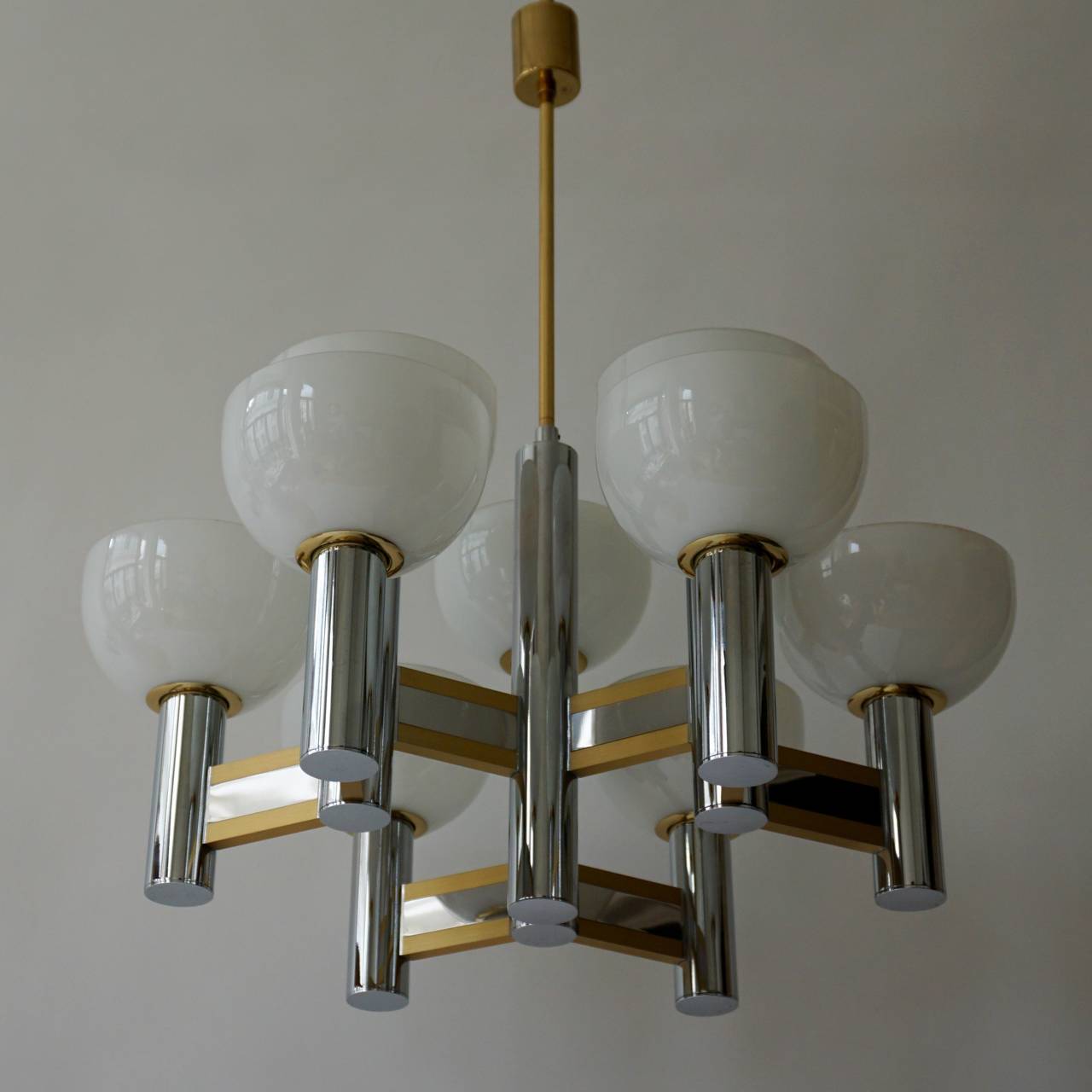 Sciolari geometric chrome and brass plated chandelier with nine Murano glass coupes.
The total weight of the chandelier is 8 kg.