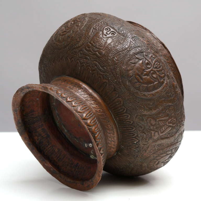 Unique and Beautiful Hammered and Chiseled Copper Vase In Good Condition In Antwerp, BE