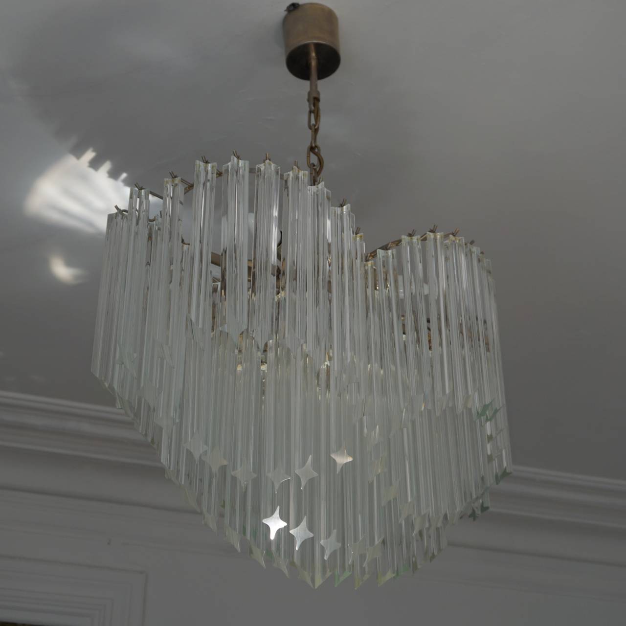 This exceptional Mid-Century Modernist Camer chandelier by Venini features 95 individually handmade Murano glass triedre prisms. 
The high quality crystal reflects the light beautifully with its elegant shape. This chandelier has six candelabra