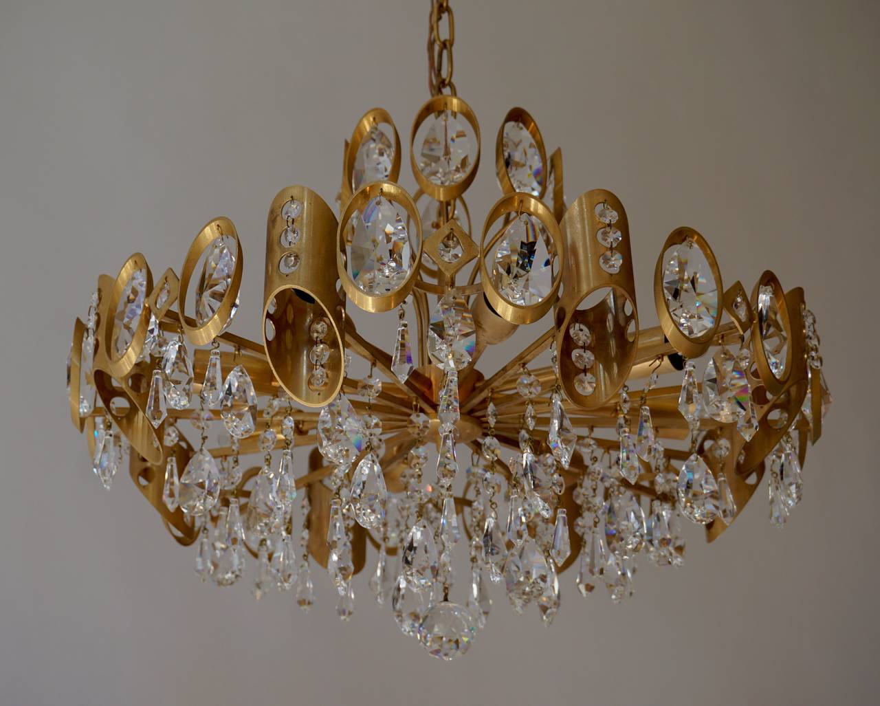 Palwa Sciolari Brass and Faceted Crystal Chandelier For Sale 1