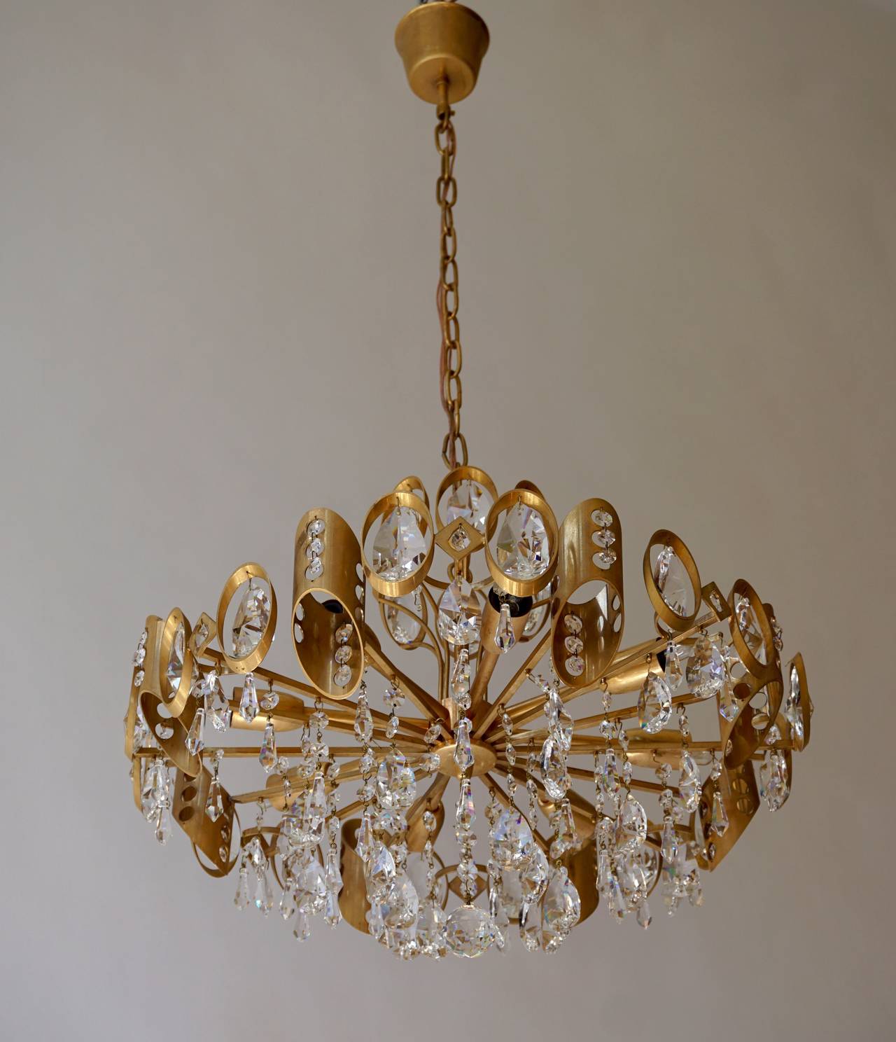 Absolutely gorgeous Palwa brass gilt and crystal chandelier.
Measure: Total height 100 cm.
This light has eight E14 bulbs.