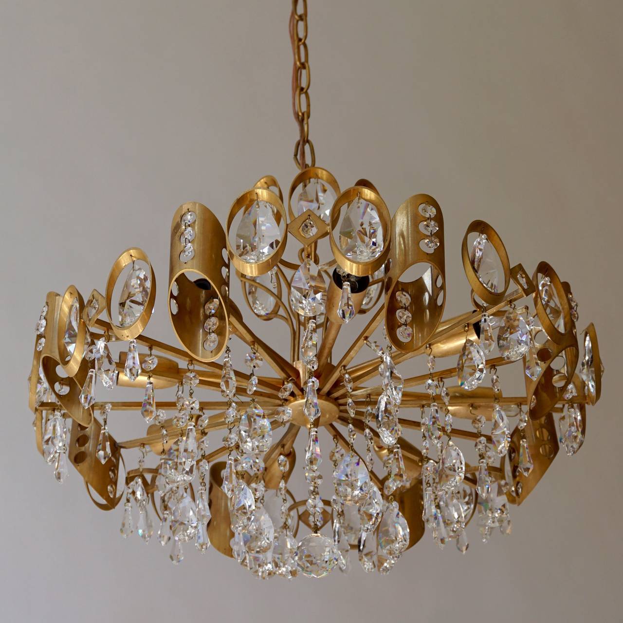 Palwa Sciolari Brass and Faceted Crystal Chandelier In Good Condition For Sale In Antwerp, BE