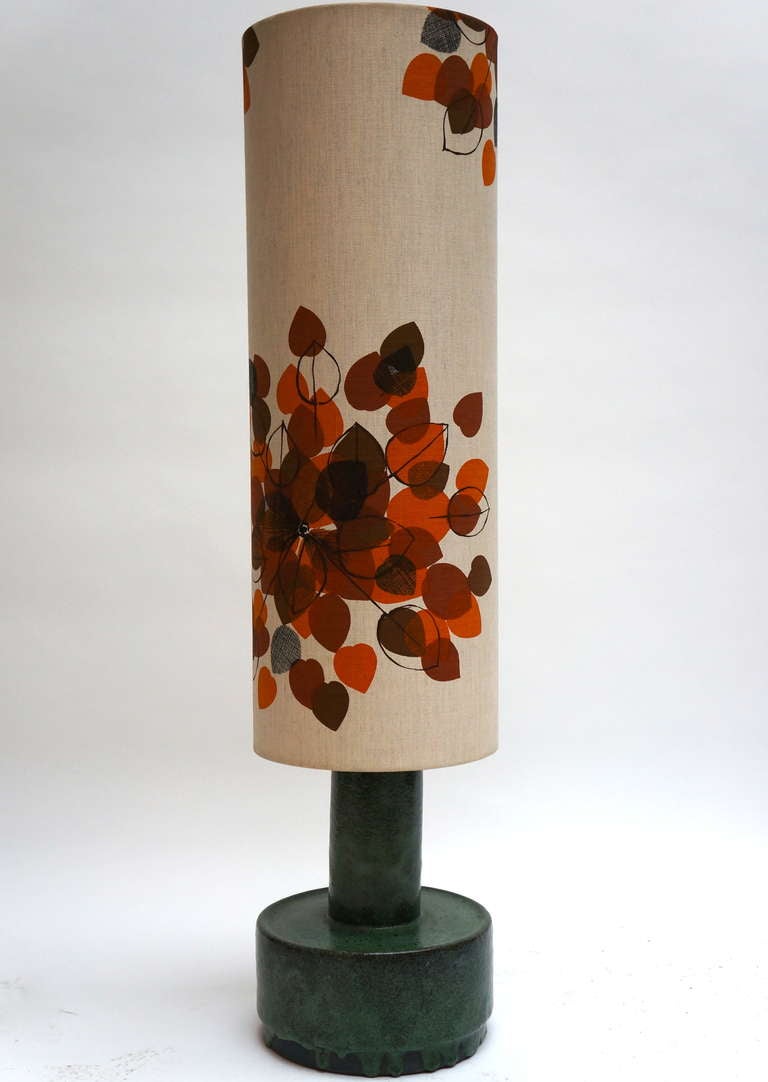 Italienische Stehlampe aus Keramik mit Blumenschirm.

Höhe: 125 cm.
Durchmesser: 30 cm.