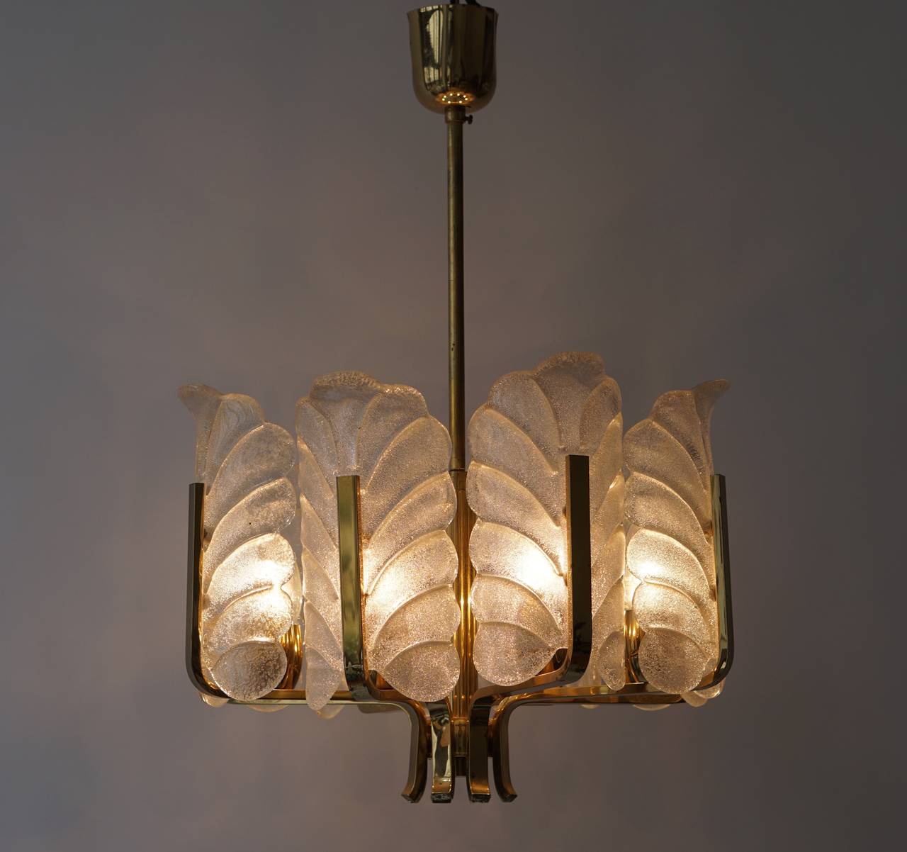 Mid-Century moderno Due lampadari in vetro e ottone in vendita