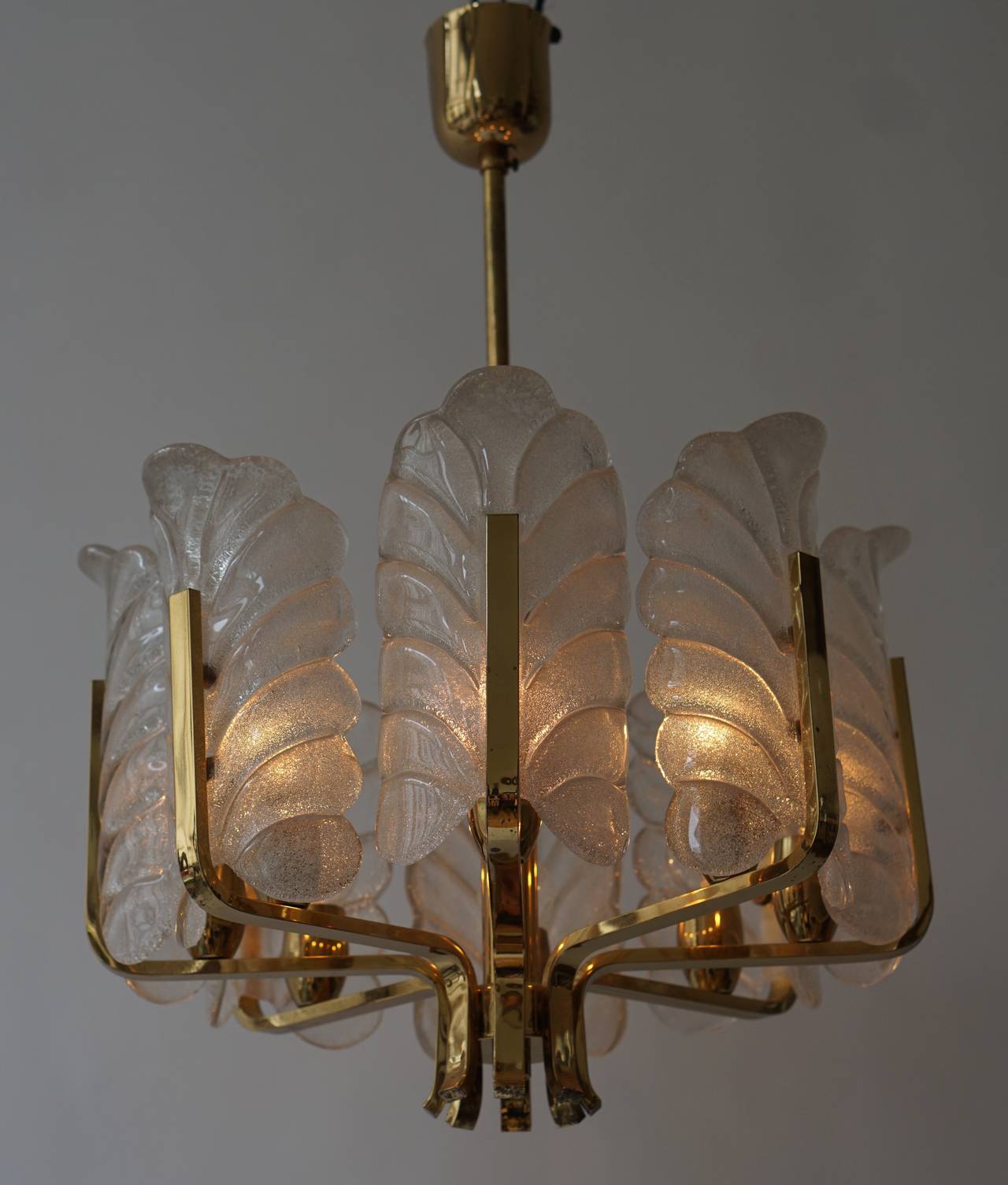 Due lampadari in vetro e ottone in vendita 1