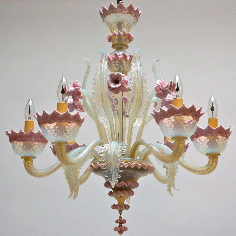 Lustre italien à six bras en verre de Murano.
Diamètre : 70 cm.
Hauteur : 70 cm.