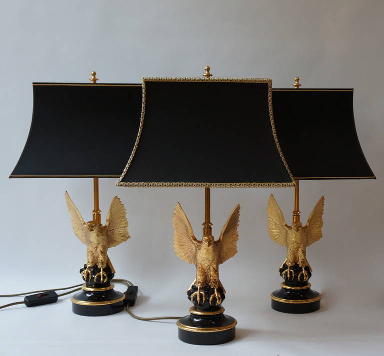 Trois lampes de table aigle de Maison Jansen avec abat-jour noir d'origine - Milieu du 20e siècle

Lampes de table sur le thème de l'aigle attribuées à la Maison Jansen, réputée pour son mélange sophistiqué de design classique et moderne. Chaque