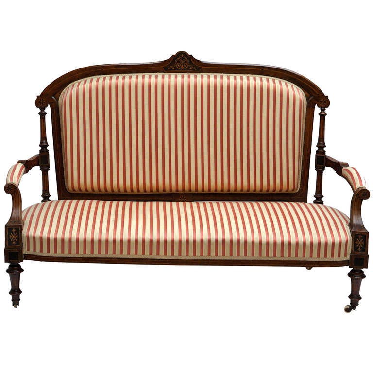 A Refined Victorian Sofa in Walnut For Sale at 1stDibs
