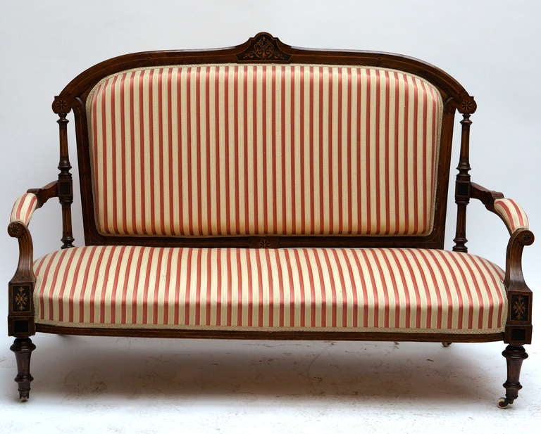 A Refined Victorian Sofa in Walnut For Sale at 1stDibs
