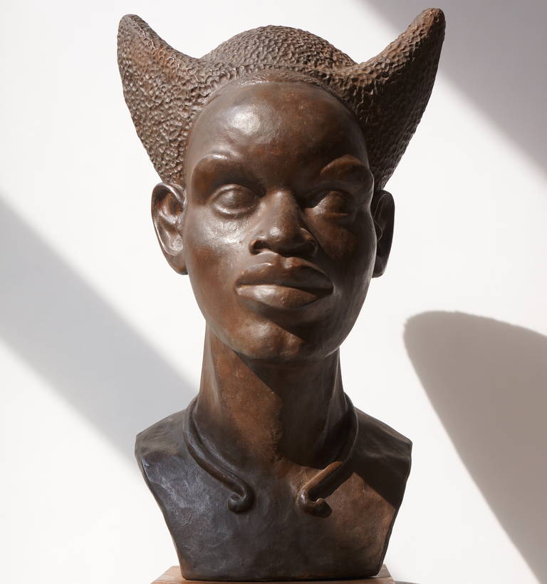 A bust of a Congolese Mangbetu woman by F.X. Goddard and A. Nauwelaers.
François-Xavier GODDARD (1912-2006) (Belgium) is an artist born in 1912.