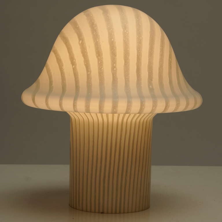 Beautiful Murano glass table lamp.
The lamp show connections with the work of Mazzega and Mangiarotti.