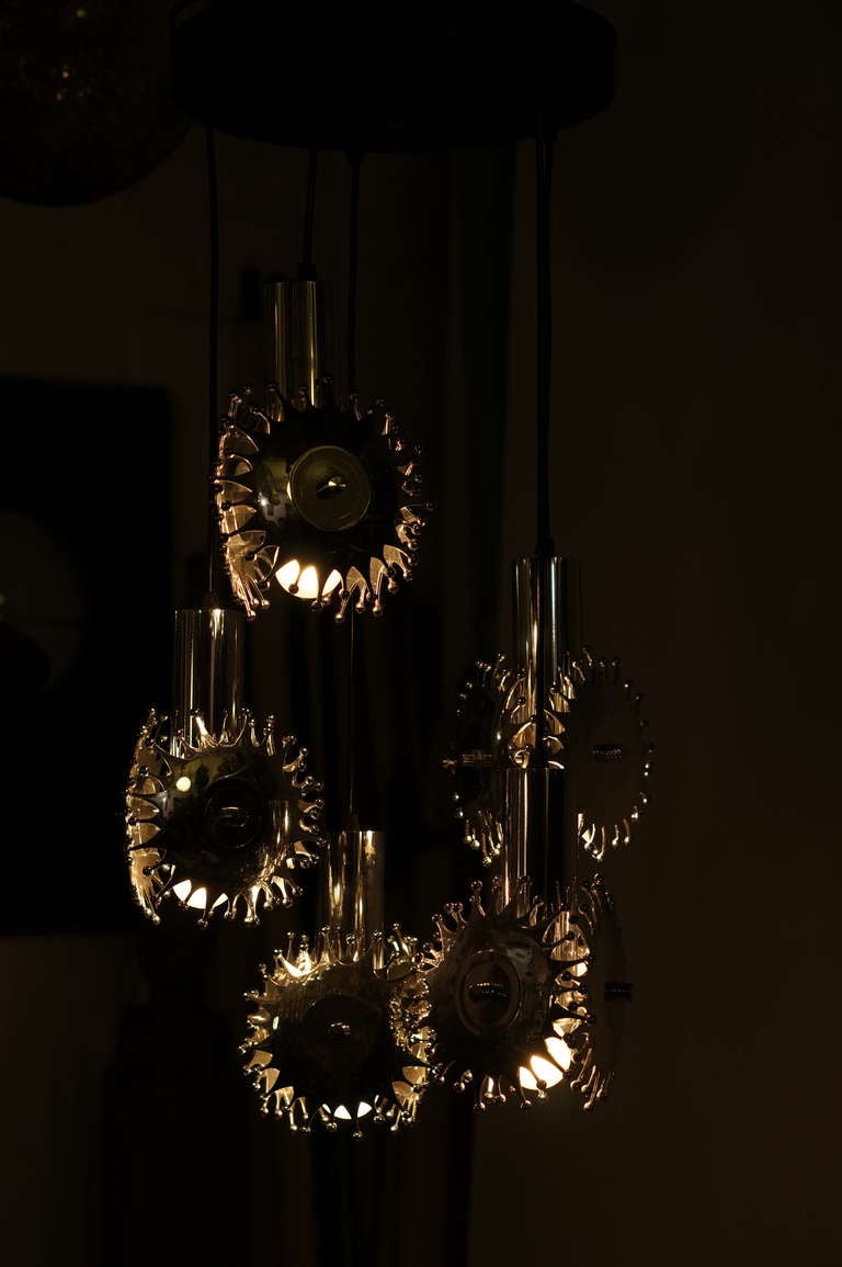 Lampe à suspension sculpturale italienne en chrome poli en vente 3