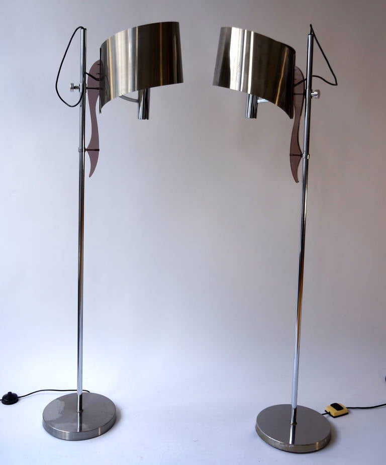 Dieses typische Design von Maison Charles hat ein sehr schönes braunes Plexiglas-Detail und der Schirm ist höhenverstellbar. Der Schirm aus gebürstetem Aluminium hat eine organische Form und einige leichte Gebrauchsspuren. Voll funktionsfähig.