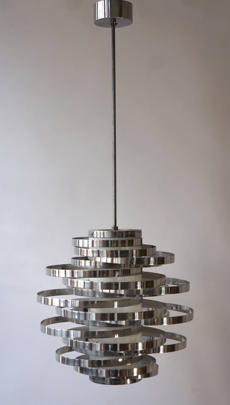 We love the cyclonic effect of this captivating pendant light, created by bands of polished aluminium encircling an acrylic centre tube. A virtuoso piece designed by Sciolari, in beautifully condition.