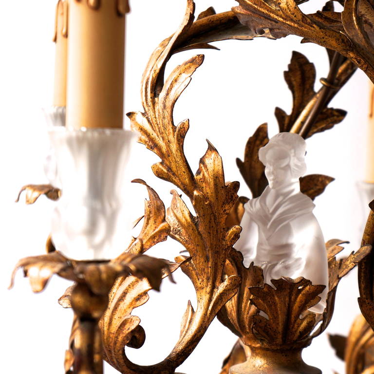 Vergoldeter schmiedeeiserner Kronleuchter im Chinoiserie-Stil mit Glas-Geisha im Zustand „Gut“ im Angebot in Antwerp, BE