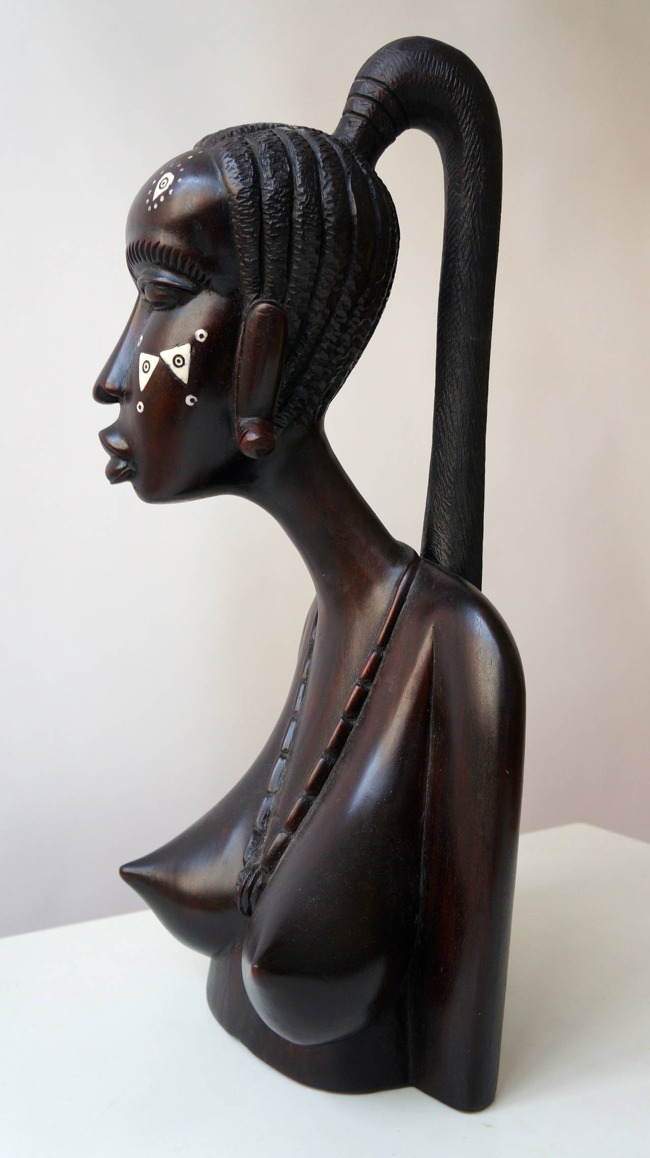 Carved African Wood Bust In Excellent Condition In Antwerp, BE