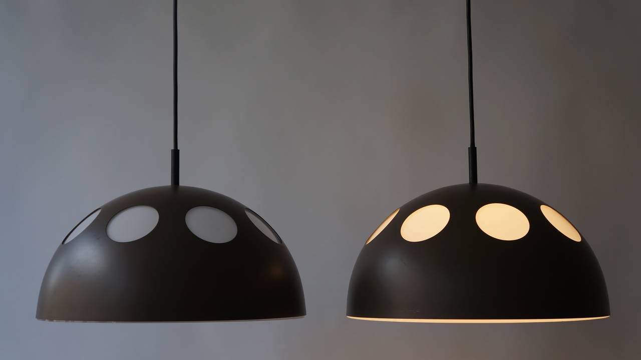 Plastica Una delle due lampade a sospensione di RAAK in vendita