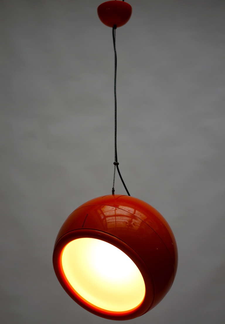 Pallade lamp for Artemide by Studio Tetrarch (Adelaide Bonati, Silvio Bonatti, Enrico De Munari, and Carla Federspiel) designed in 1968. The Pallade could be used as a floor or hanging lamp.
Diameter:40 cm.
Height:100 cm.