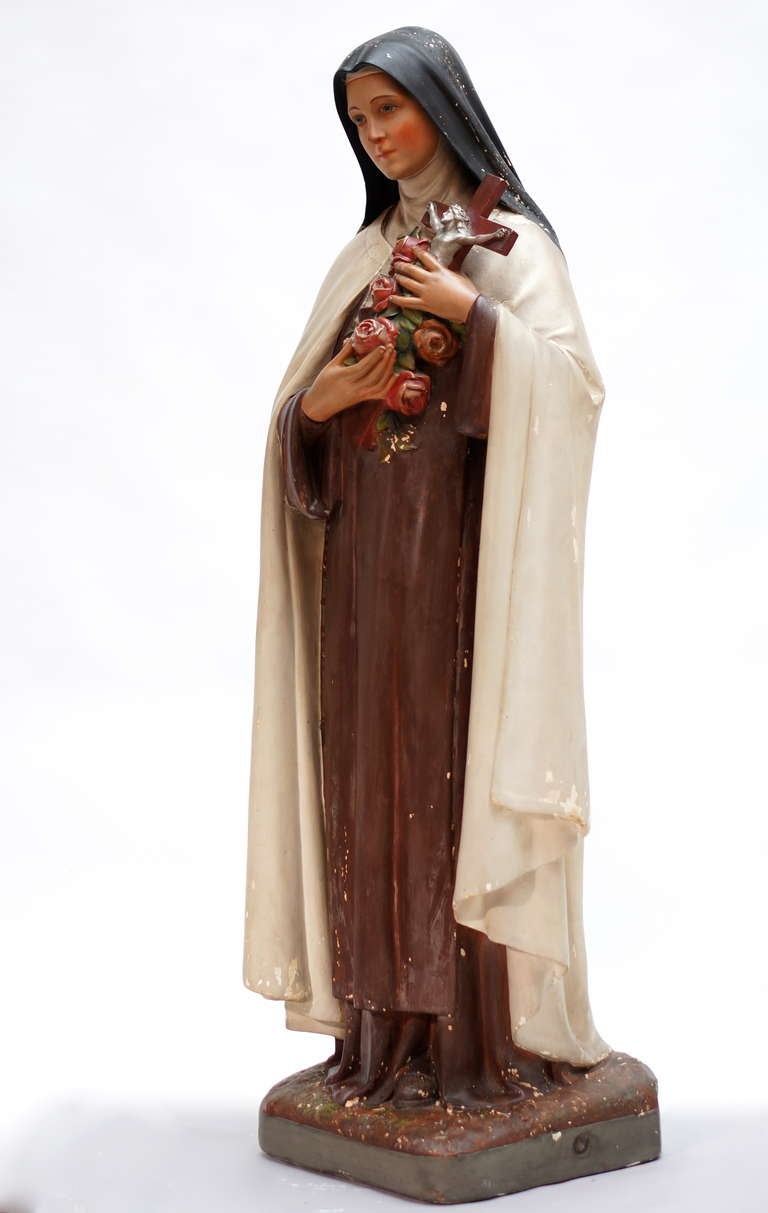 Große antike französische St. Therese-Statue von Lisieux, kleine Blume, polychrom (Viktorianisch) im Angebot