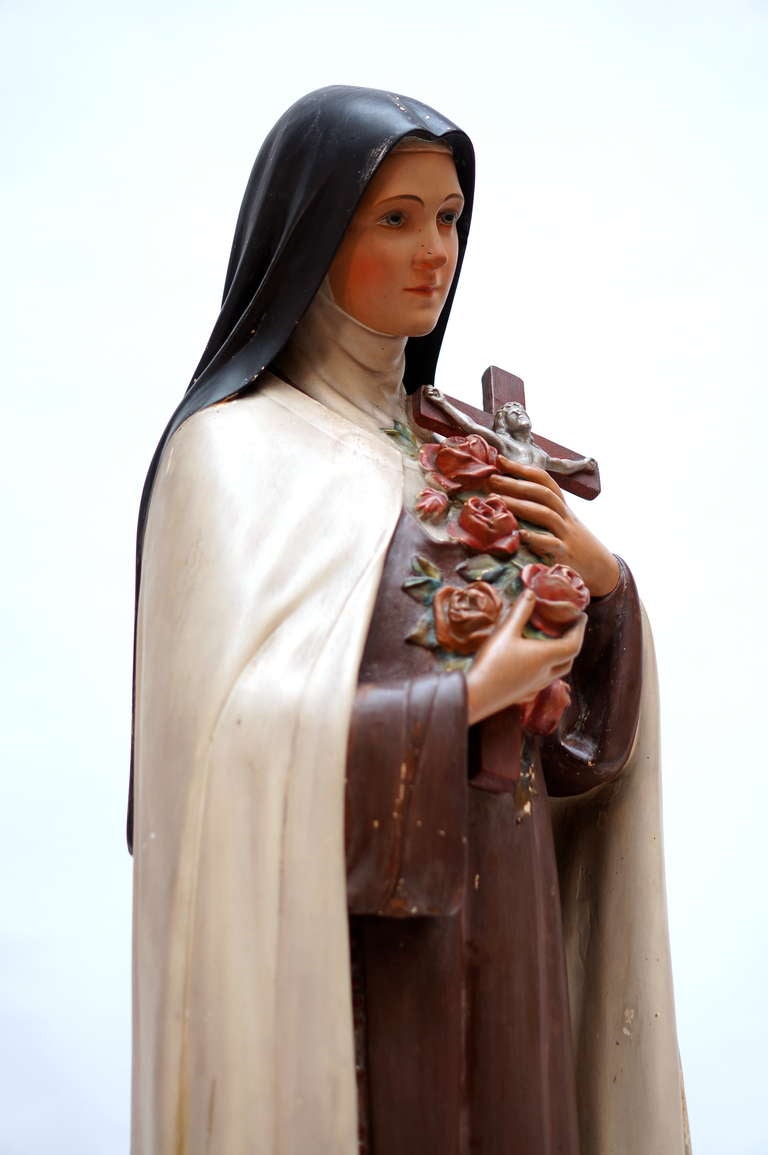 Große antike französische St. Therese-Statue von Lisieux, kleine Blume, polychrom (20. Jahrhundert) im Angebot