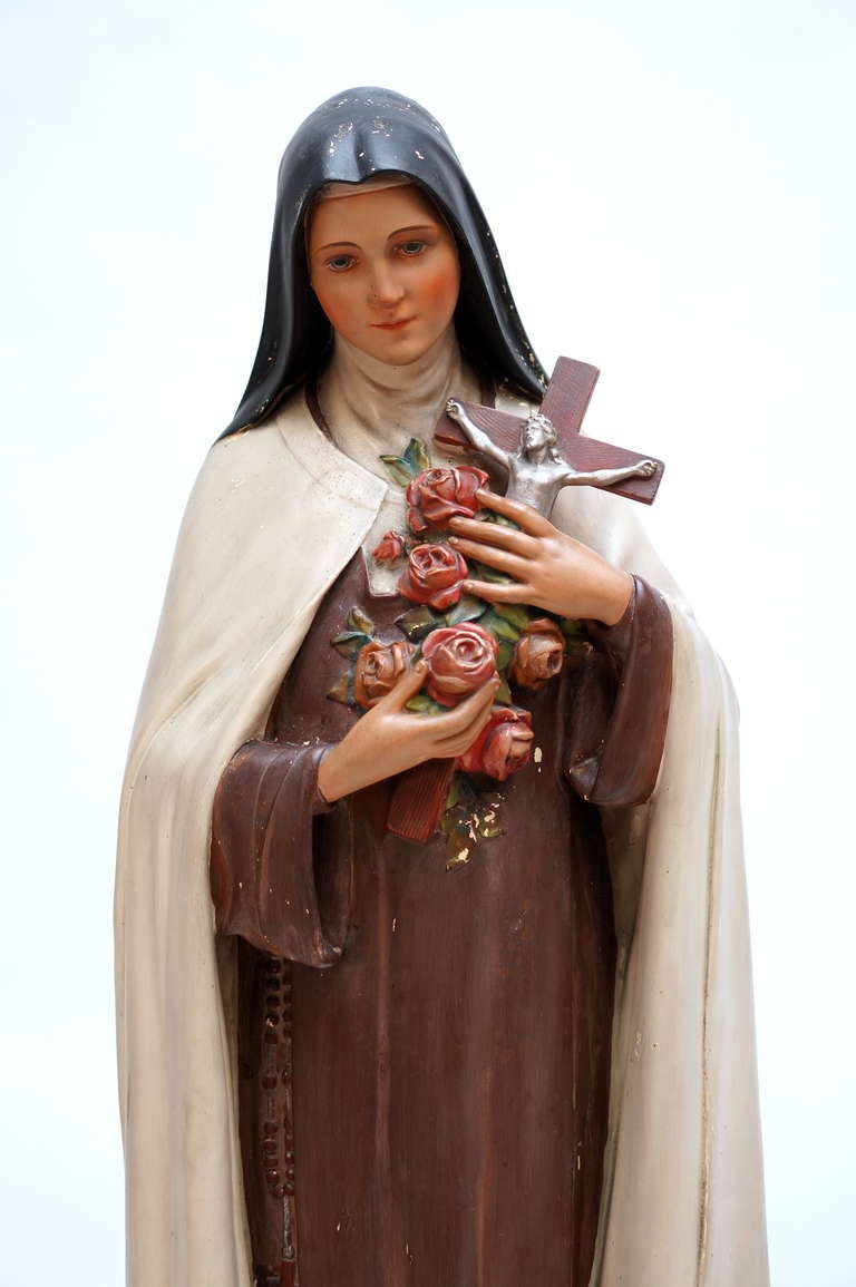 Große antike französische St. Therese-Statue von Lisieux, kleine Blume, polychrom im Angebot 1