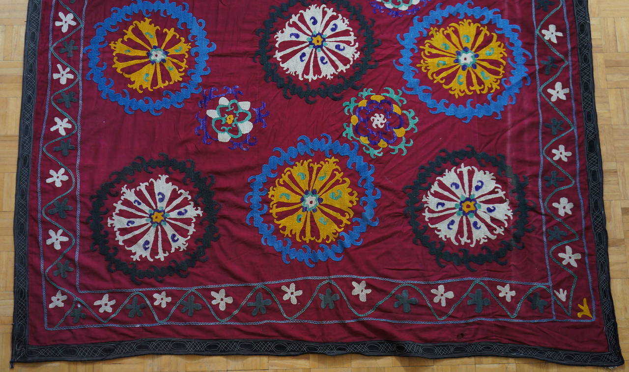 Mid-Century Modern Grande couverture ou tapisserie uzbeke Suzani vintage à l'aiguille en vente