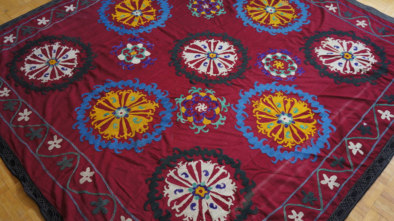Grand textile vintage Suzani Uzbek Samarkand, Suzani signifie travail à l'aiguille et ces broderies sont parmi les formes les plus caractéristiques de l'art textile d'Asie centrale.

Un magnifique textile Suzani brodé d'origine turque provenant