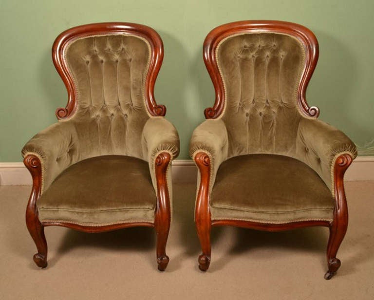 This is a comfortable pair of Victorian mahogany framed spoonback arm chairs, upholstered in 