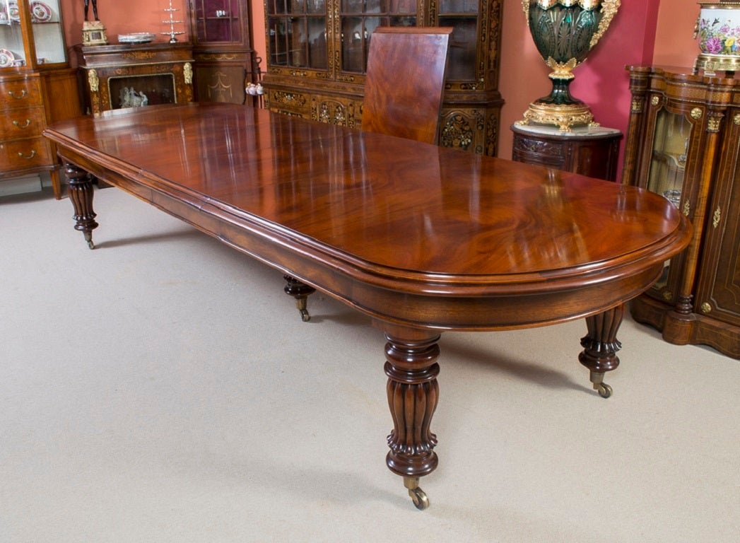 Vintage Victorian Mahogany Dining Table with 14 Chairs In Excellent Condition In London, GB