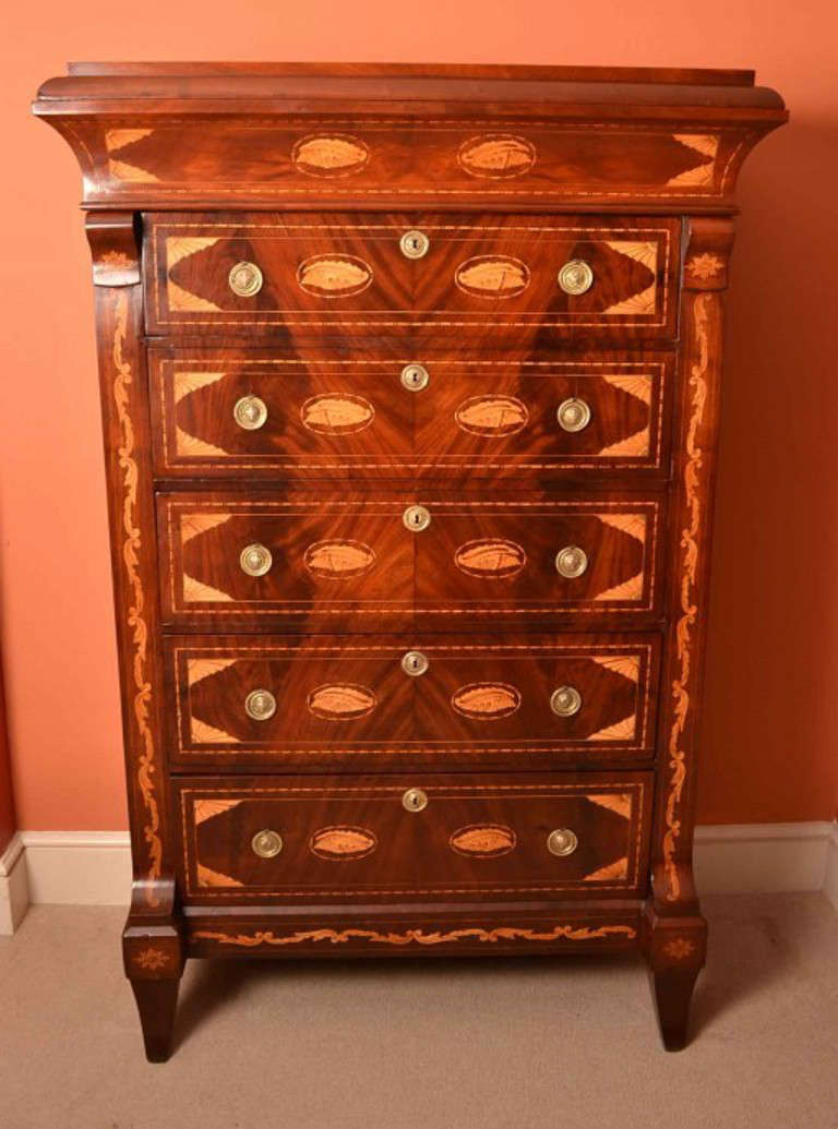 This is a beautiful antique Dutch marquetry walnut chest of drawers, circa 1800 in date. 

It has been accomplished in walnut with exquisite hand-cut marquetry patterns of shells and corner fans, typical of the period. 

The drawer linings are