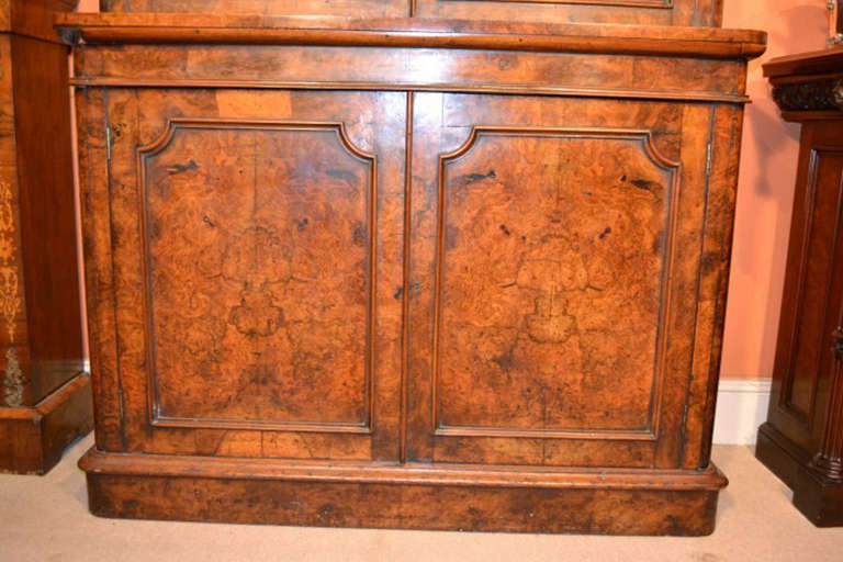 Antique English Victorian Burr Walnut Bookcase  In Excellent Condition In London, GB