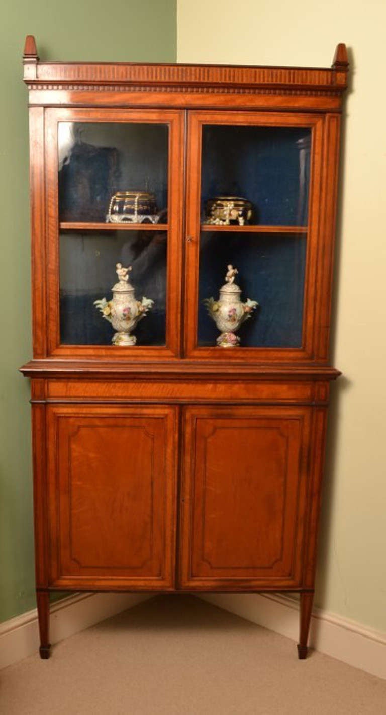 19th Century English Edwardian Satinwood Corner Cabinet In Excellent Condition In London, GB