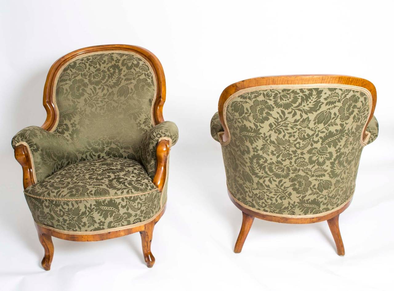 This is an antique pair Victorian mahogany armchairs, circa 1880 in date. 

They feature beautiful hand carved solid mahogany frames, elegant curved lines and are raised on scrolled supports. 

They are upholstered in a green damask with
