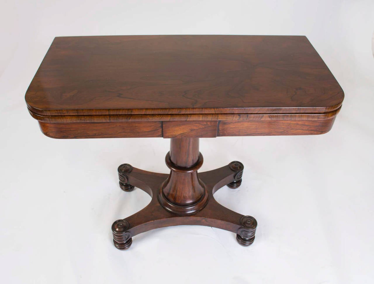 This is an antique William IV rosewood card table, circa 1830 in date. 

This gorgeous card table is crafted from beautiful rosewood which has been French polished to highlight the beautiful grain of the wood. 

The top swivels to reveal a