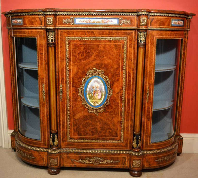 This is a superb antique Victorian burr walnut credenza, circa 1860. Oozing sophistication and charm, this credenza is the absolute epitome of Victorian high society.

The entire piece highlights the unique and truly exceptional pattern of the