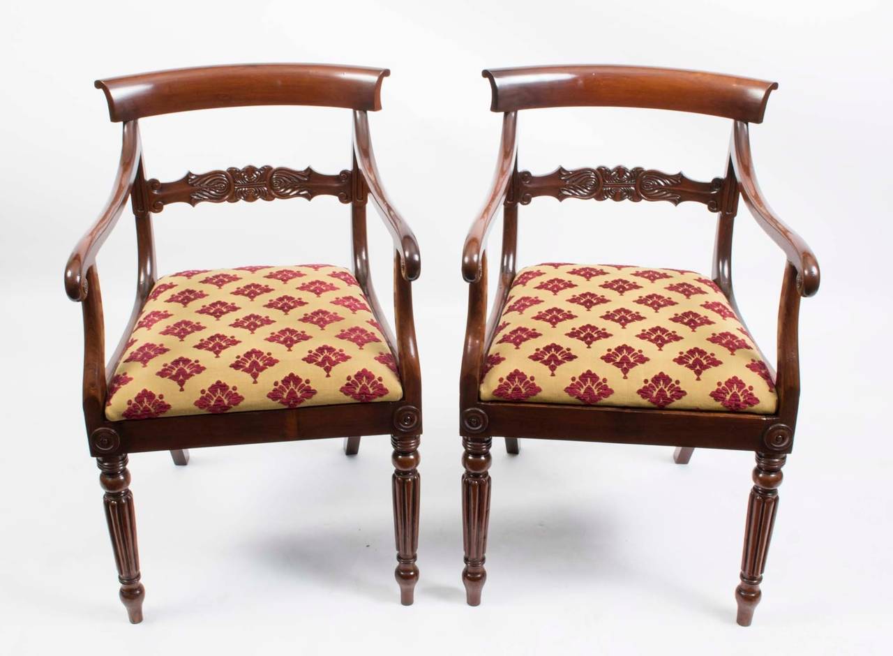 This is a fabulous quality antique English set of six William IV rosewood dining chairs, attributed to Gillows of Lancaster, comprising four side chairs and two armchairs. 

The chairs each with beautifully carved scrolled toprail, scroll carved