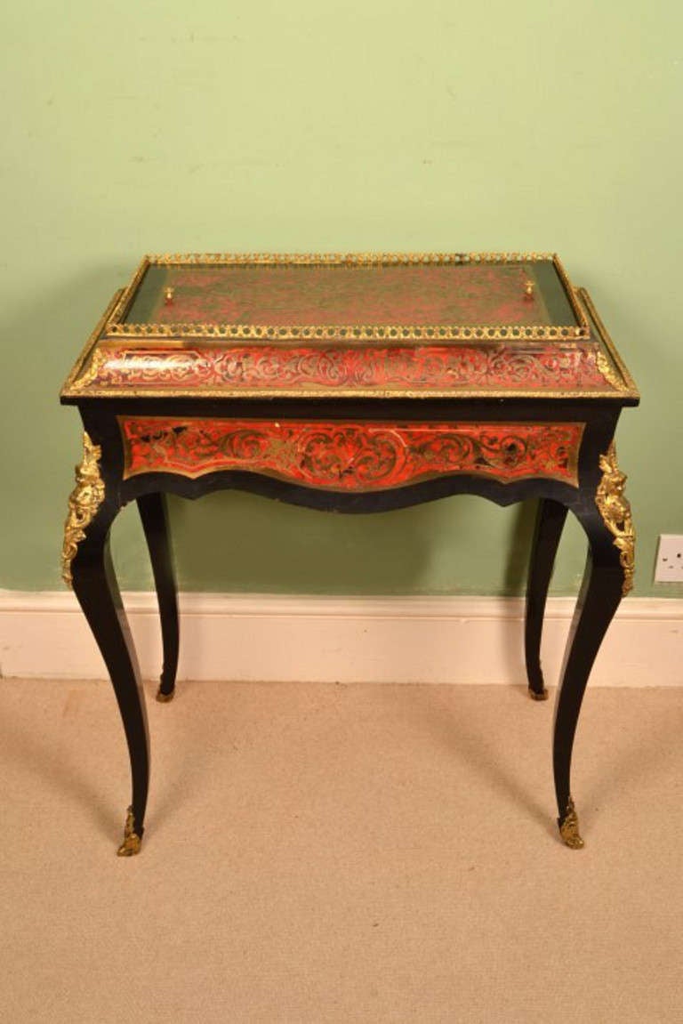 This is a beautiful antique French tortoiseshell and brass 'Boulle' marquetry ebonised jardinière stand c.1880 in date. The jardiniere is beautifully decorated with ormolu mounts and the legs further bear ormolu puttis. 

It is inlaid with