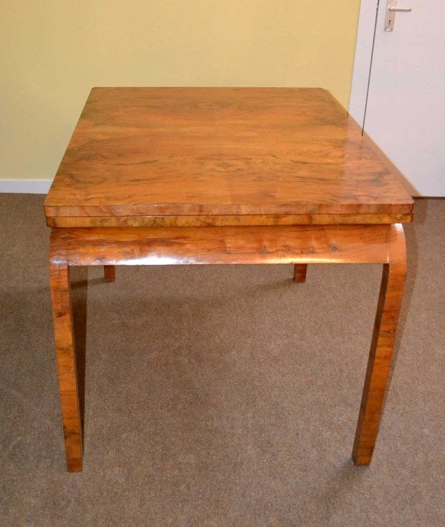 A truly stunning  antique Art Deco burr walnut dining table and chair set, circa 1920 in date.

The grain of the burr walnut is truly breathtaking and the finish is of the highest quality. This table is a fabulous example of the Art Deco period