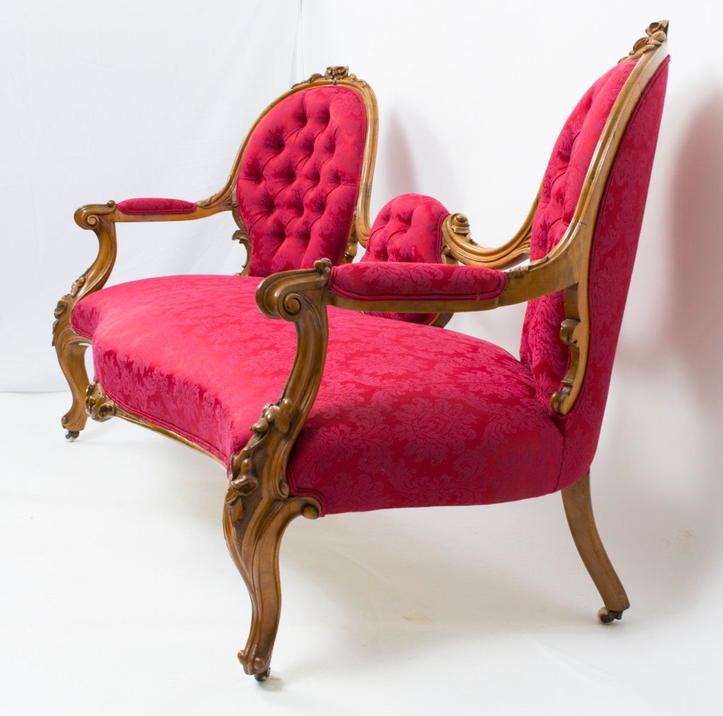 British Antique Victorian Walnut Sofa Chaise Longue circa 1860