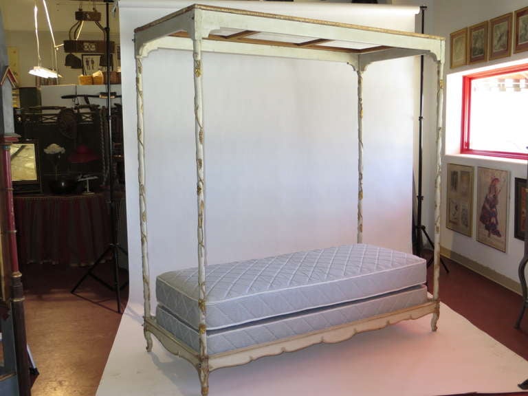 20th Century French Day Bed, Late 19th Century Painted and Gold Leaf Wood For Sale