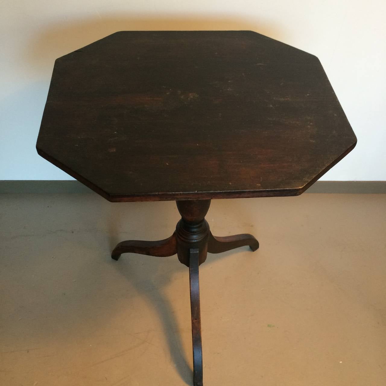 American Federal Period Candle Stand In Excellent Condition For Sale In Woodstock, NY