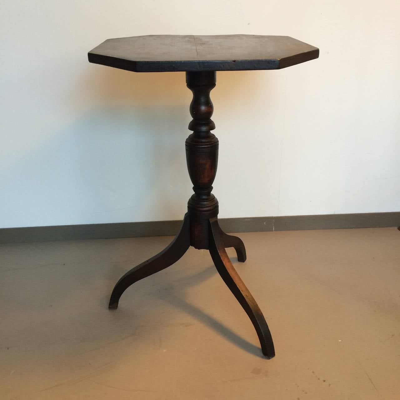 Turned American Federal Period Candle Stand For Sale