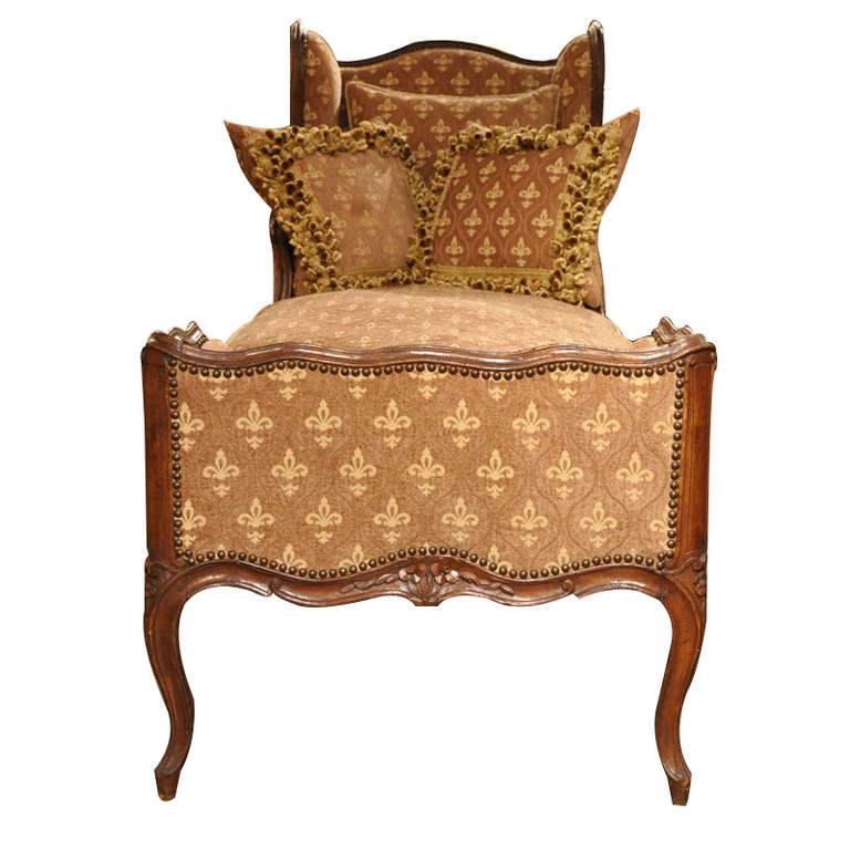 18th Century French Carved Walnut Louis XV Chaise In Excellent Condition In Dallas, TX