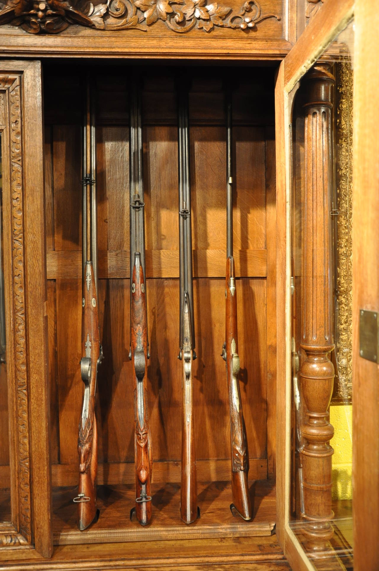 armoire à fusils sculptée du 19ème siècle en Normandie 1