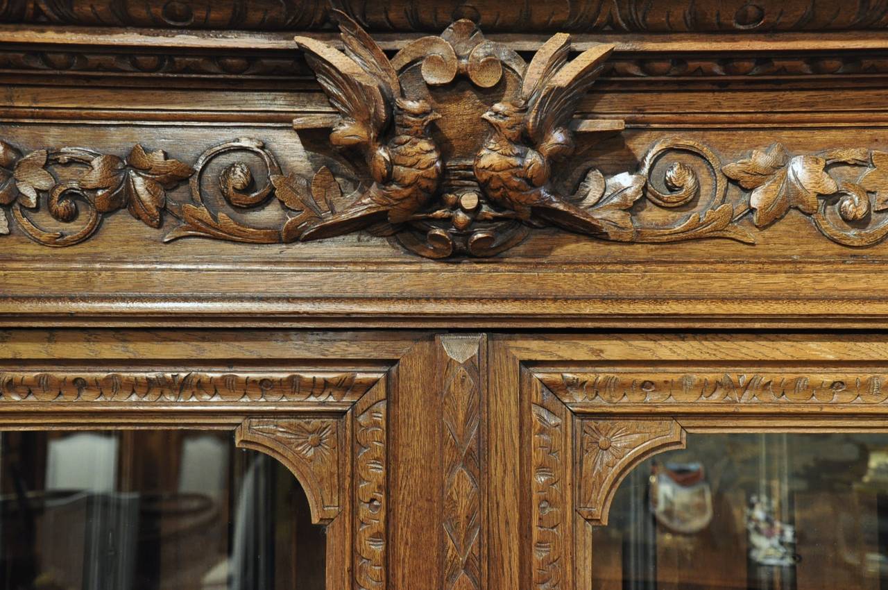 XIXe siècle armoire à fusils sculptée du 19ème siècle en Normandie