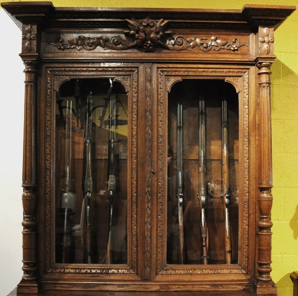 Français armoire à fusils sculptée du 19ème siècle en Normandie