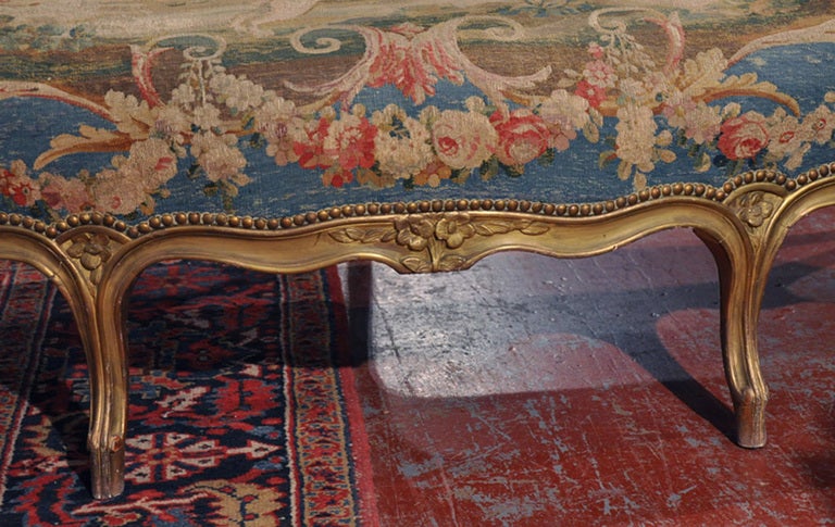 19th Century French Louis XV Carved Gilt Canapé with Aubusson Tapestry In Excellent Condition In Dallas, TX