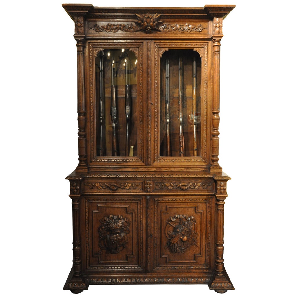 armoire à fusils sculptée du 19ème siècle en Normandie