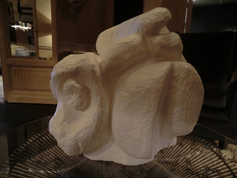 Scultura in Wood con finitura opaca bianca.