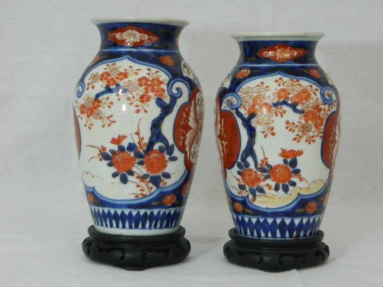 Pair of Imari Vases Depicting Floral Decorations on Stands, Early 20th Century In Good Condition For Sale In Savannah, GA